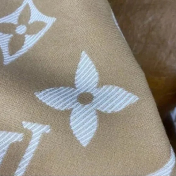 Louis Vuitton Beige and White Monogram Scarf - Picture 3 of 5